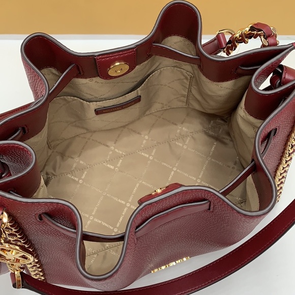 MICHAEL KORS
MINA LARGE BELTED CHAIN SHOULDER BAG DARK CHERRY COLOR - Picture 8 of 16